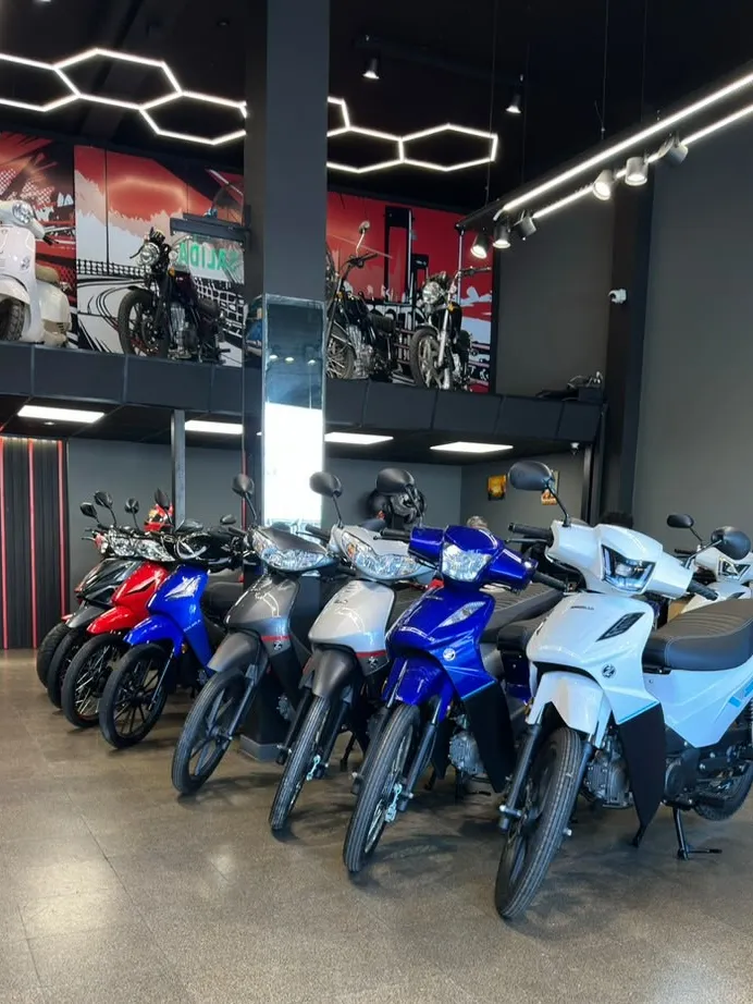 El salón de Global Motor's con motos en exhibición